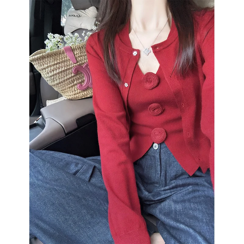 2024入秋穿搭一整套红色针织开衫立体花朵吊带上衣牛仔裤三件套女