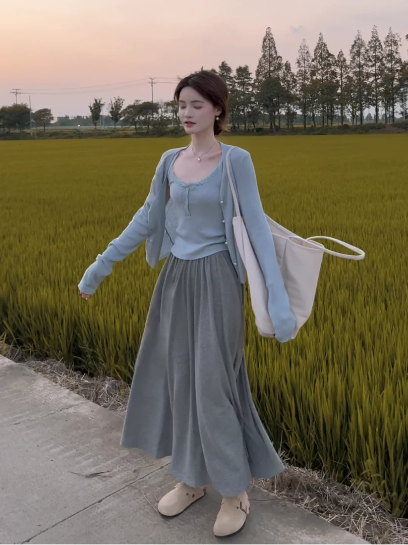 早秋温柔风气质甜美搭配一整套慵懒风复古减龄针织上衣灰色半身裙