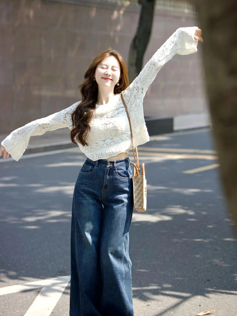 2025春季新款复古民族风镂空勾花别致短款上衣搭配牛仔阔腿裤套装
