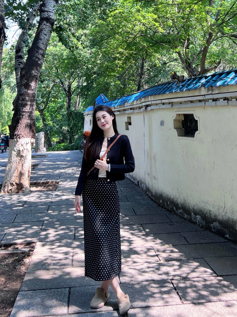 秋装搭配一整套时尚洋气今年流行漂亮套装裙黑色波点法式连衣裙女