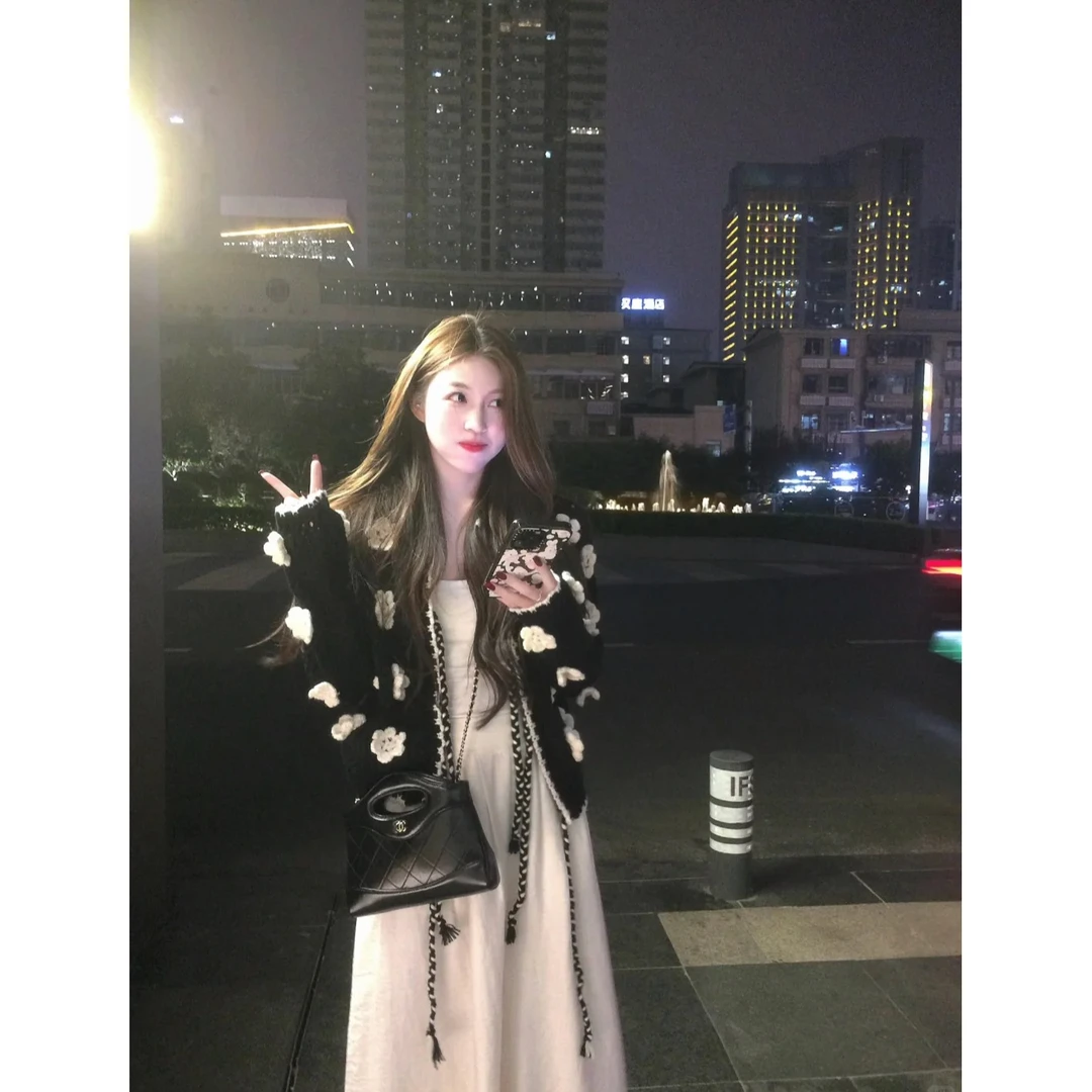 秋装搭配一整套设计感镂空立体花朵针织开衫搭配半身裙显瘦两件套