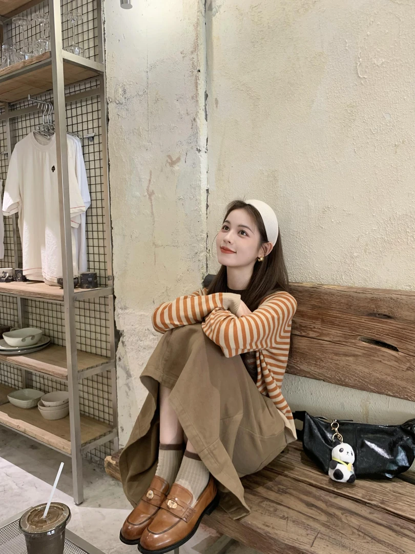 秋季一整套韩系穿搭撞色条纹圆领针织上衣女休闲百搭半身裙套装潮