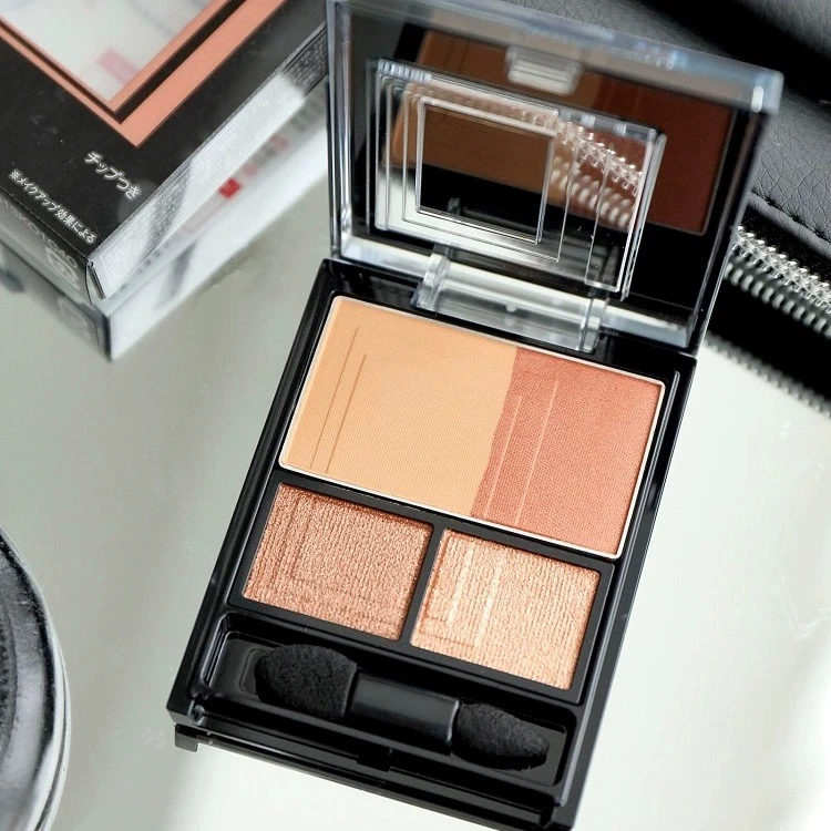 日本四色眼影盘3D立体日常大地色~包装盒有磨损，介意勿拍