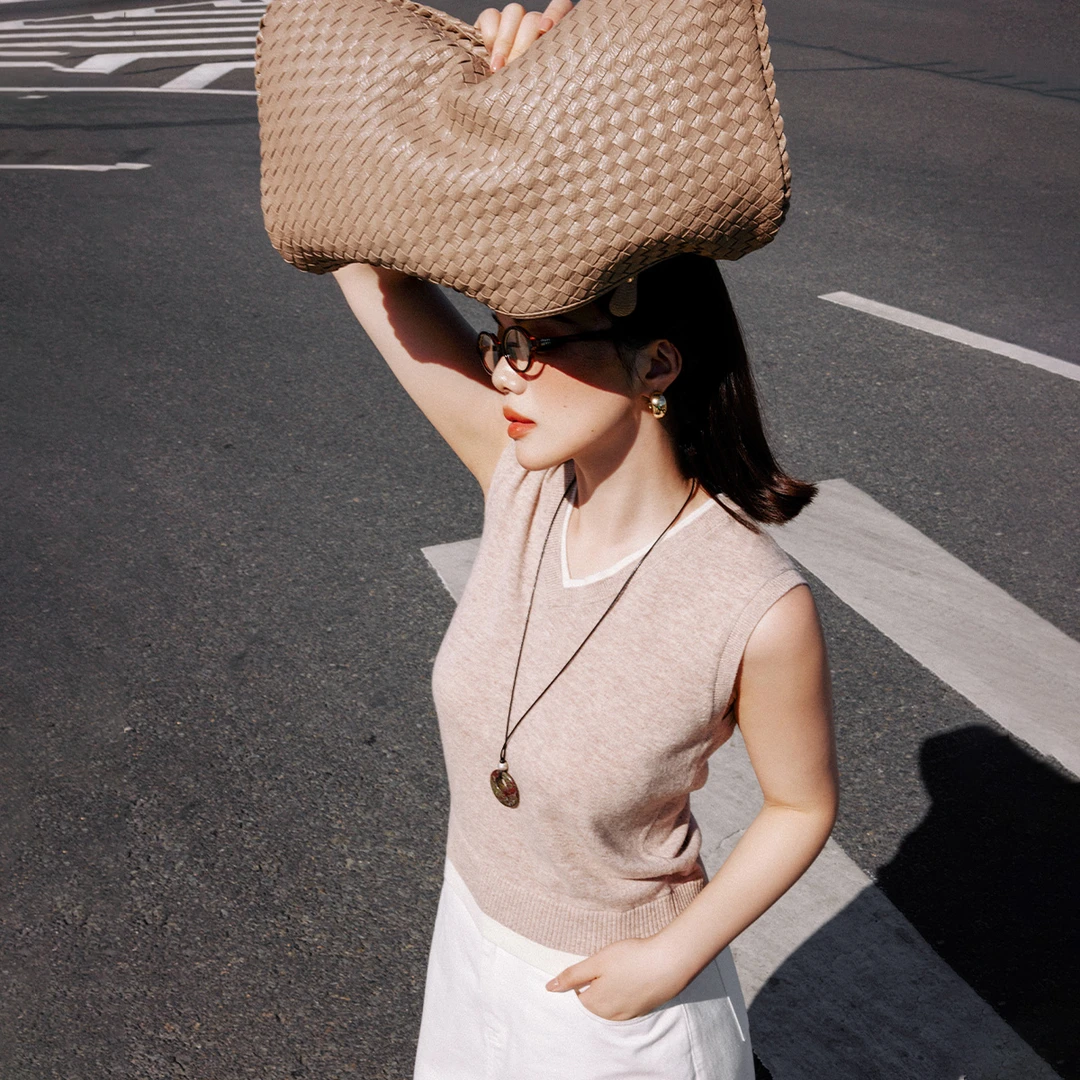 【折扣款】PLUSMALL “致暖秋”系列 荃羊毛纱亲肤V领假两件背心上衣