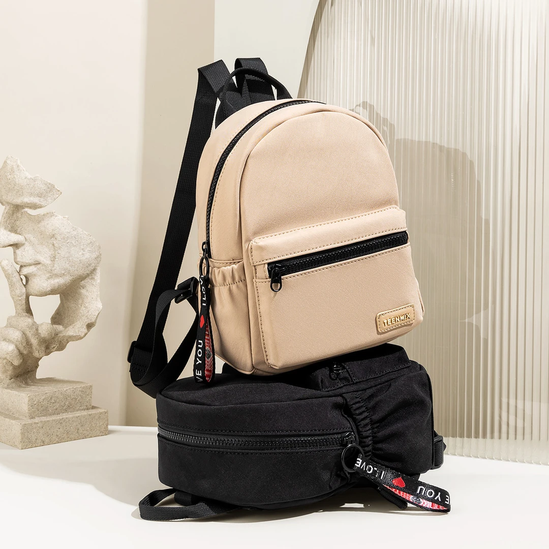 天美意2025新款女式尼龙轻便旅行背包时尚休闲双肩包大学生书包潮