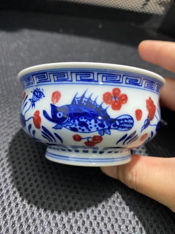 景德镇纯手工手绘青花釉里红鱼藻纹90cc主人杯矮炉式杯