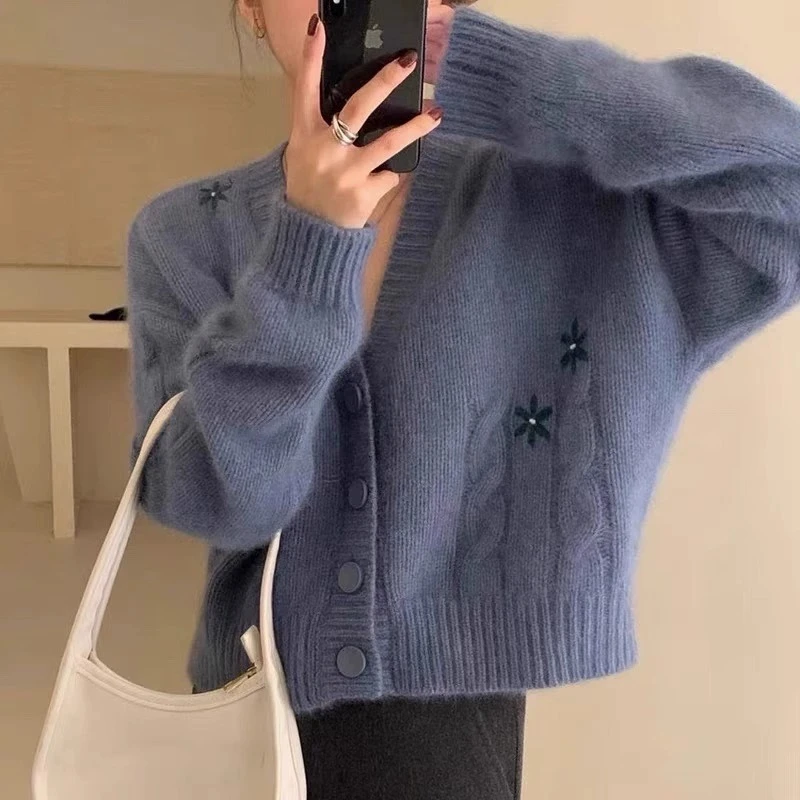 V领麻花上衣刺绣短款奶fufu的软糯慵懒风针织开衫毛衣外套女秋冬