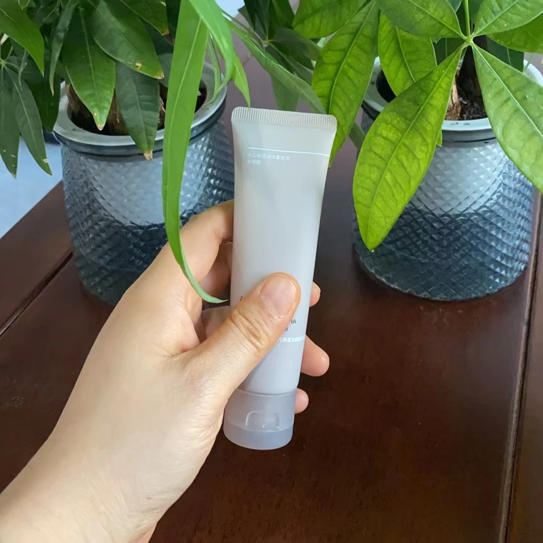 静姐家姐妹都在用的小悦悦火山岩泥毛孔清洁洗面奶1