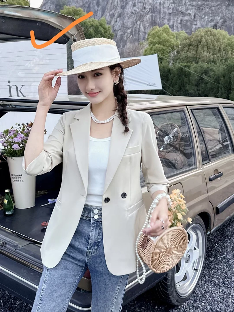 2023年成龙服饰新款修身时尚小西服