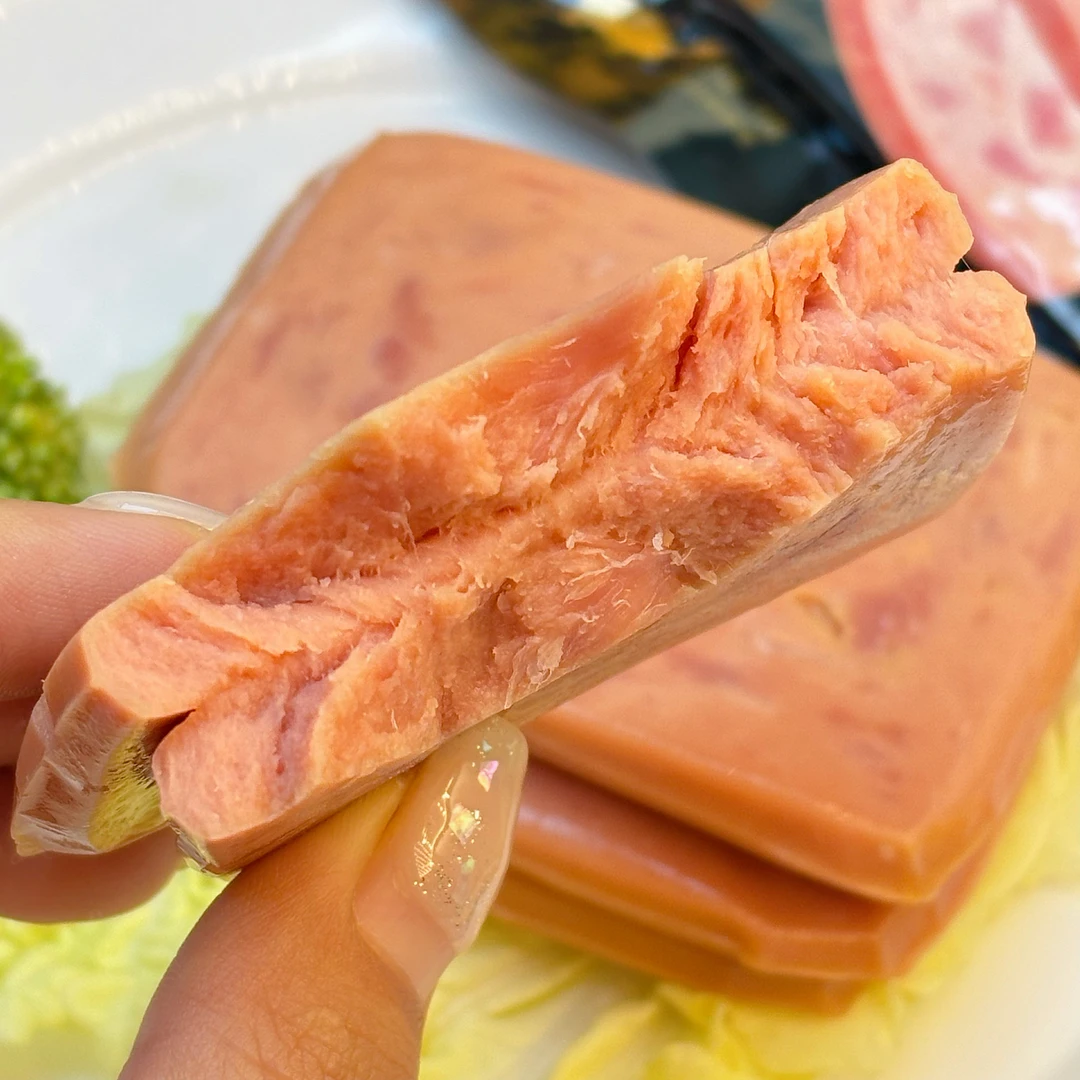 厚切黑猪午餐肉一撕即食肉质鲜嫩紧实肥瘦适中320g盒早餐8片