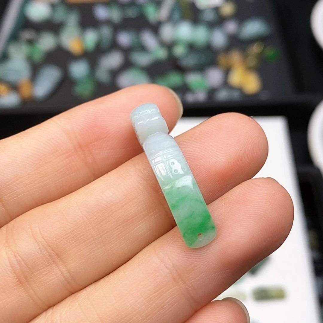 【闪购商品】翡翠颈饰未镶嵌阳绿龙手牌
