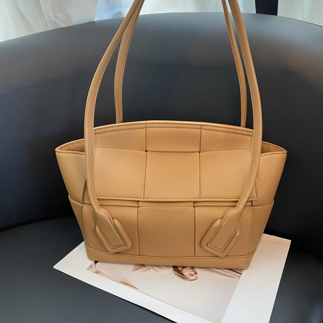 95新 BOTTEGA VENETA/葆蝶家 奶茶色编织Arco33单肩包