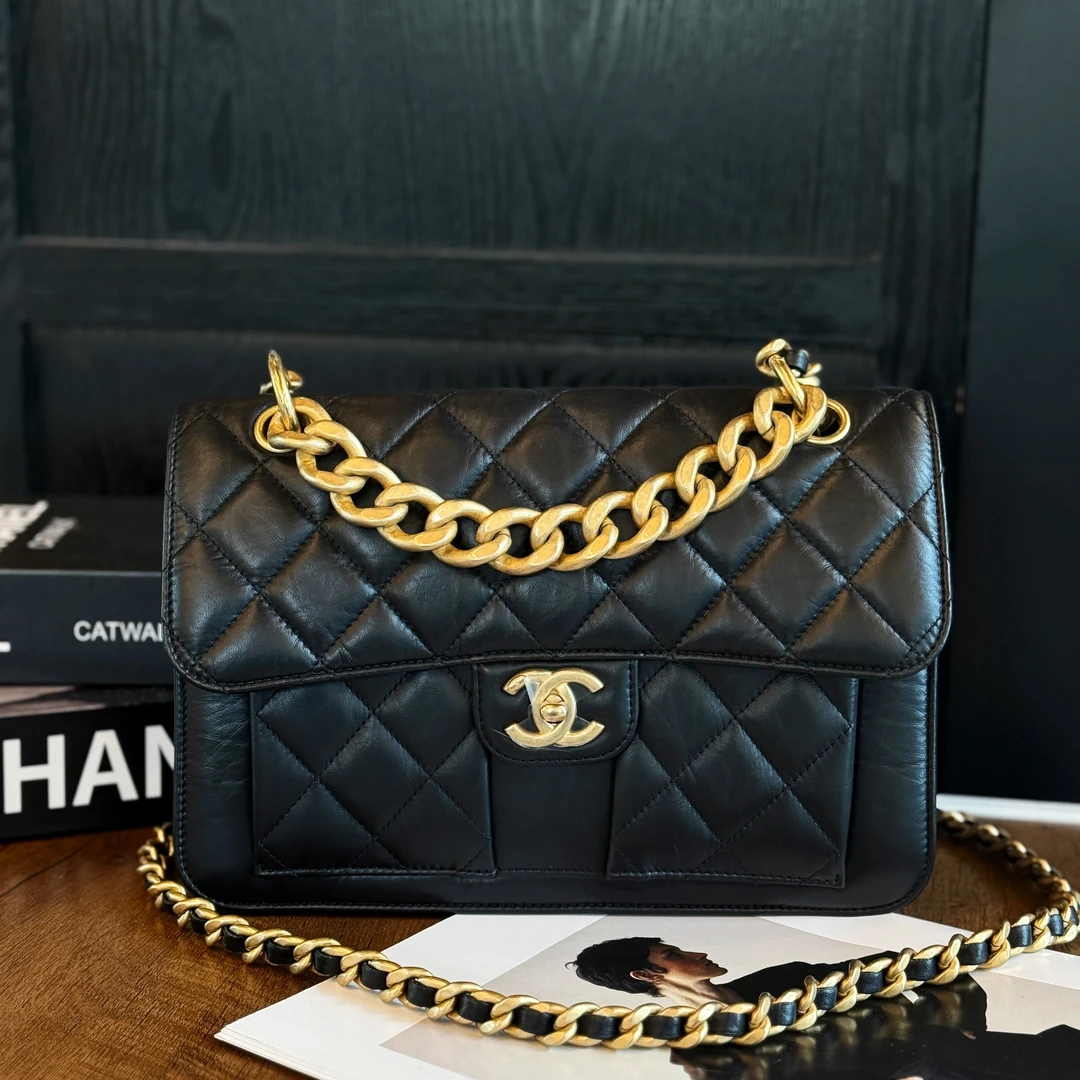 99新 Chanel/香奈儿 23S 黑金牛皮邮差包 芯片款