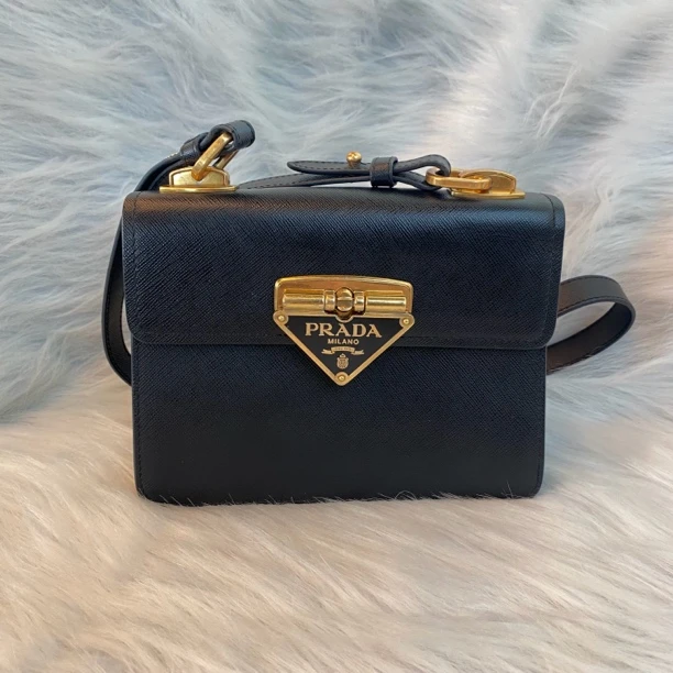 99新 Prada/普拉达 黑金三角标Saffiano单肩斜挎包