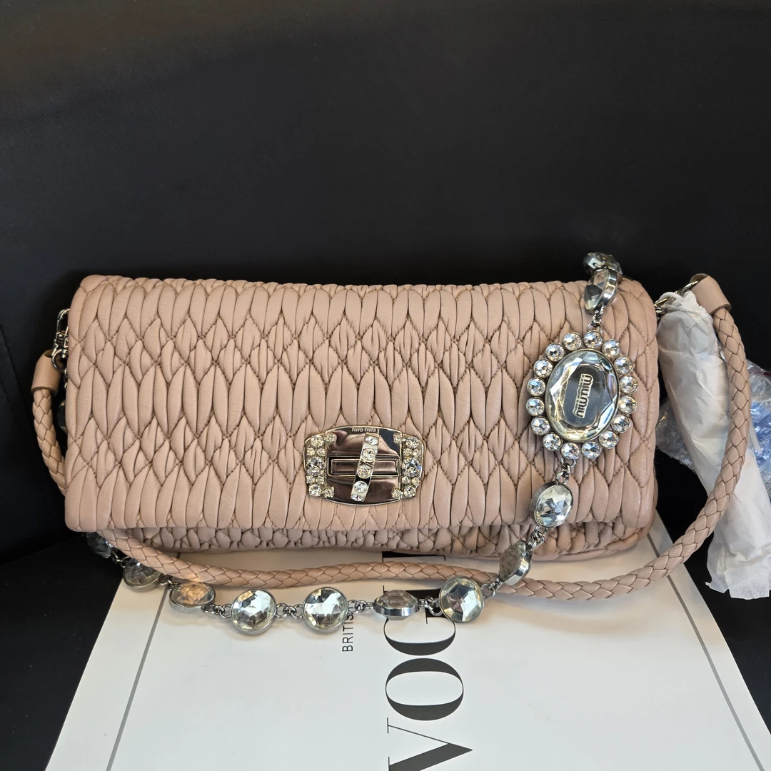 95新 MIU MIU/缪缪 粉色褶皱宝石链单肩斜挎包