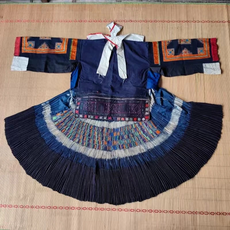 贵阳乌当青苗贴布镂空绣桃花锁边衣服七彩老缎面裙子