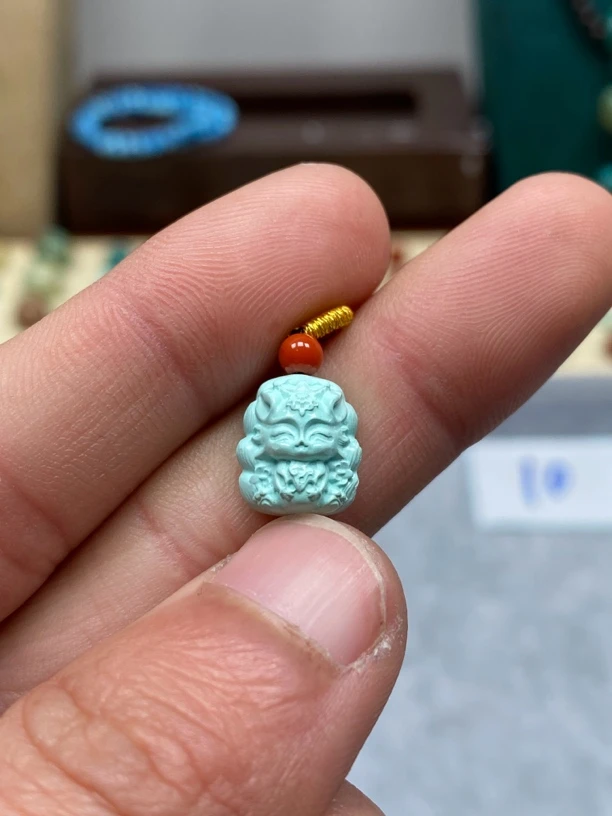 原矿绿松石雕刻小凤九三，1.2克，160克价，尺寸细节图图片可以滑动