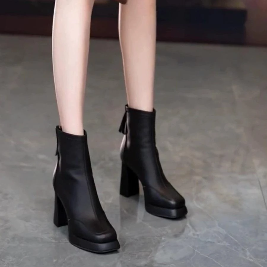 新防水台方头高跟短靴2024秋冬季粗跟百搭气质马丁靴软皮时装靴