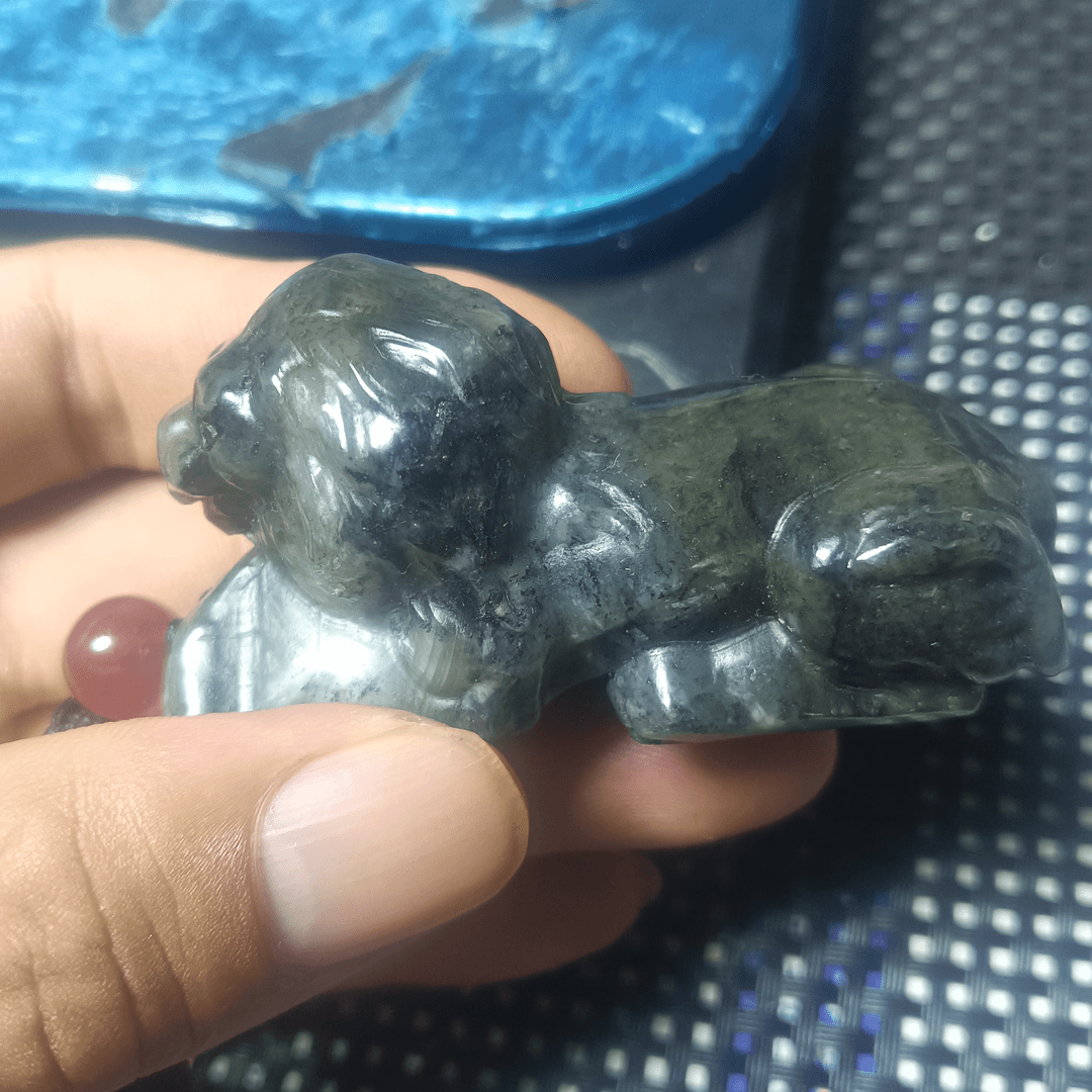 新疆和田玉狮子手把件