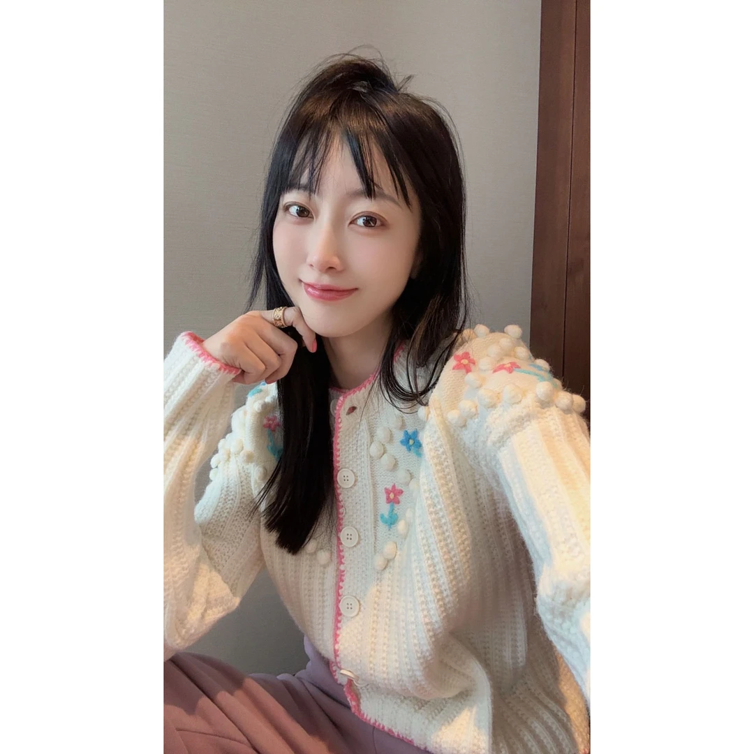 【张静芝】刺绣花朵立体毛球针织开衫