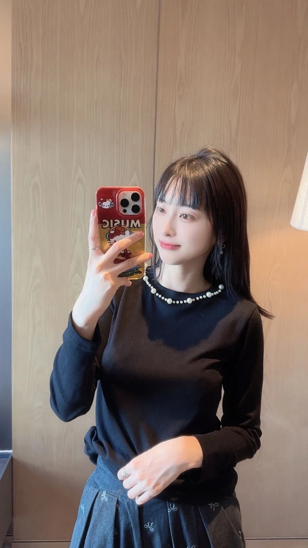 【张静芝】钉珠领百搭长袖黑色T恤