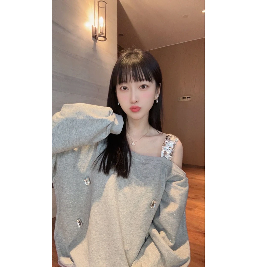 【张静芝】亮片露肩设计感灰色卫衣