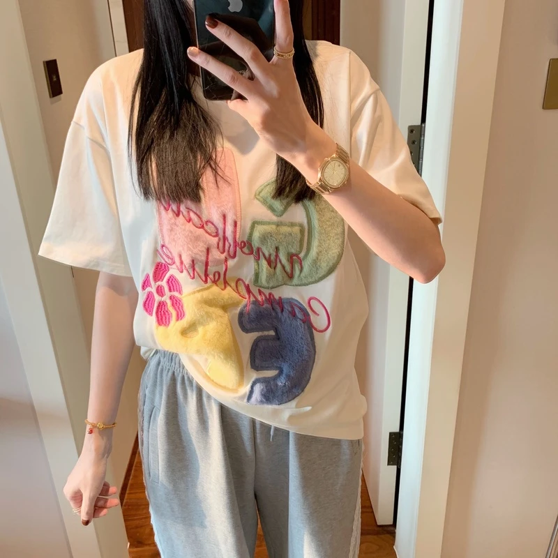 【张静芝】贴布绒毛字母短袖T恤