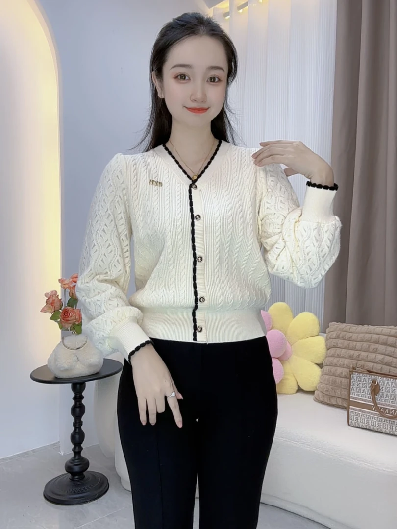 依琳推荐 秋冬新款气质蕾丝袖拼接时尚针织衫V领撞色长袖上衣毛衣