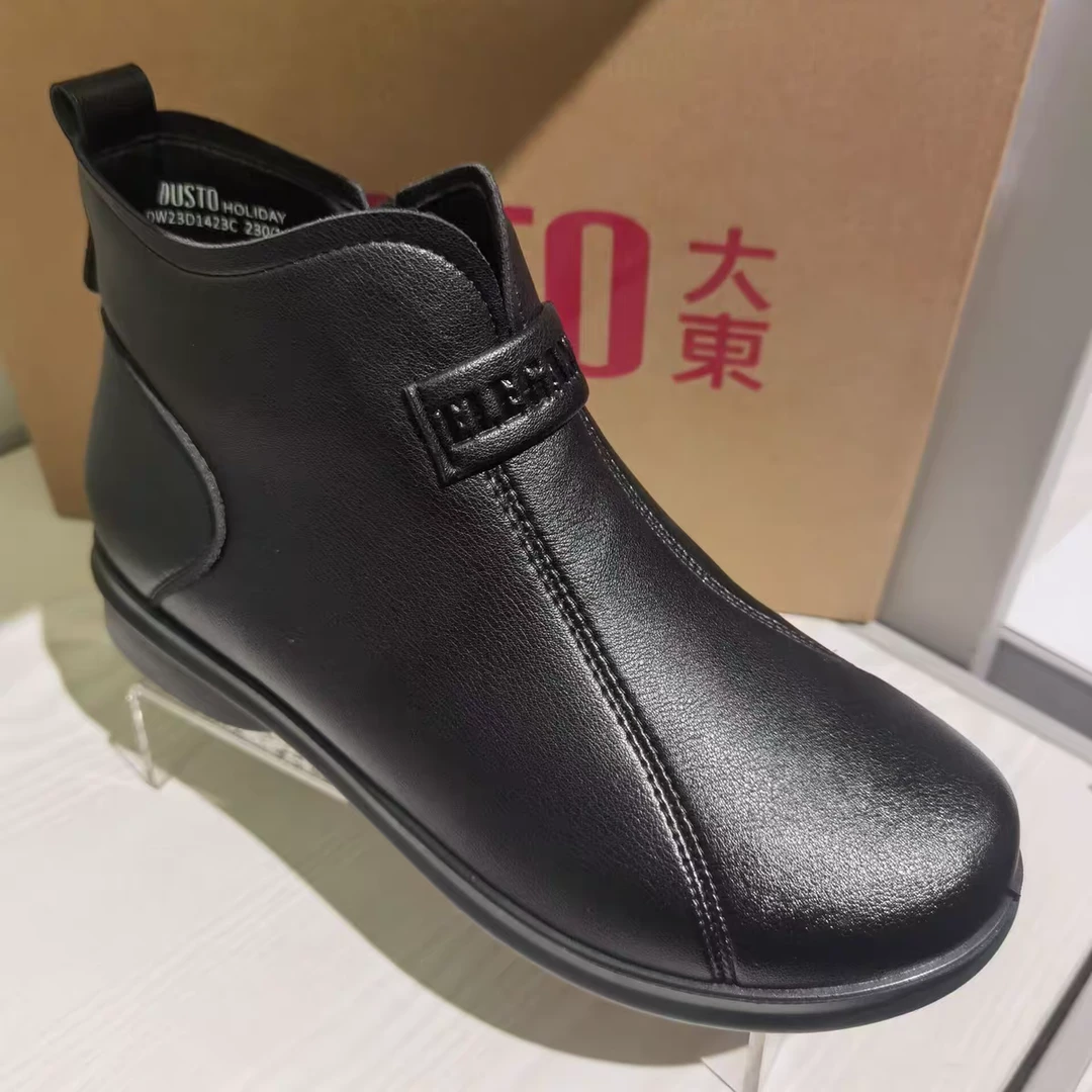 23d1423时尚休闲款百搭加绒短靴。