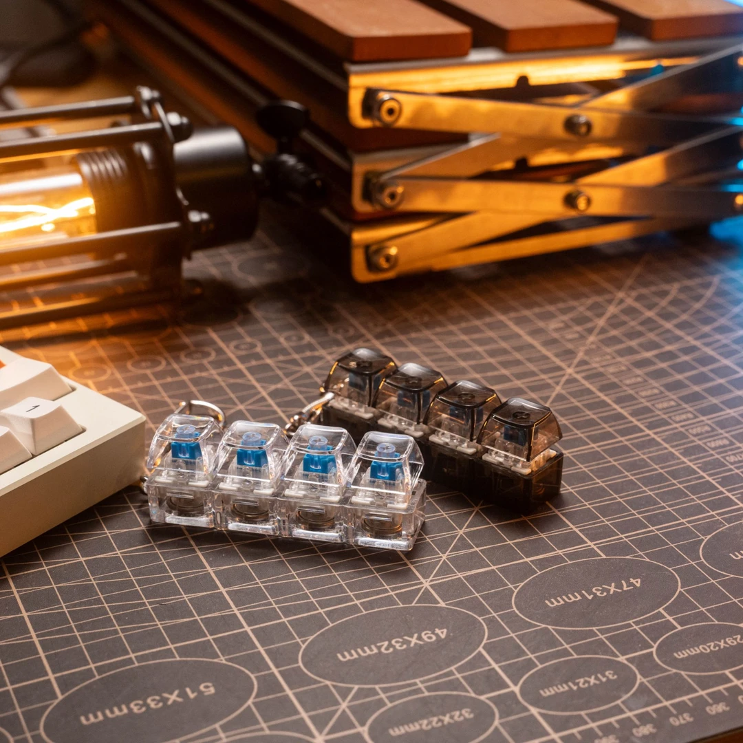 白透/黑透PC透明解压机械键盘试轴器按压有声清脆4孔锁匙带灯玩具