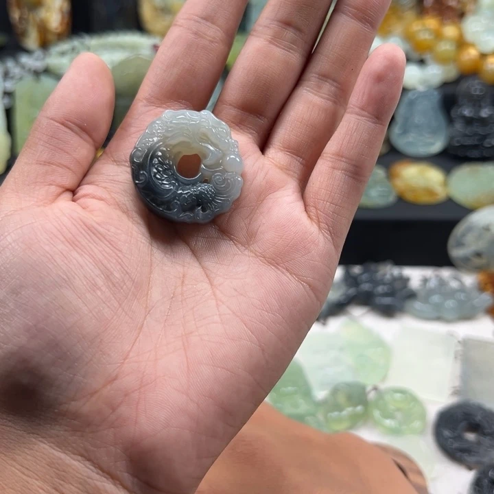 蛇纹石玉颈饰未镶嵌明**)
