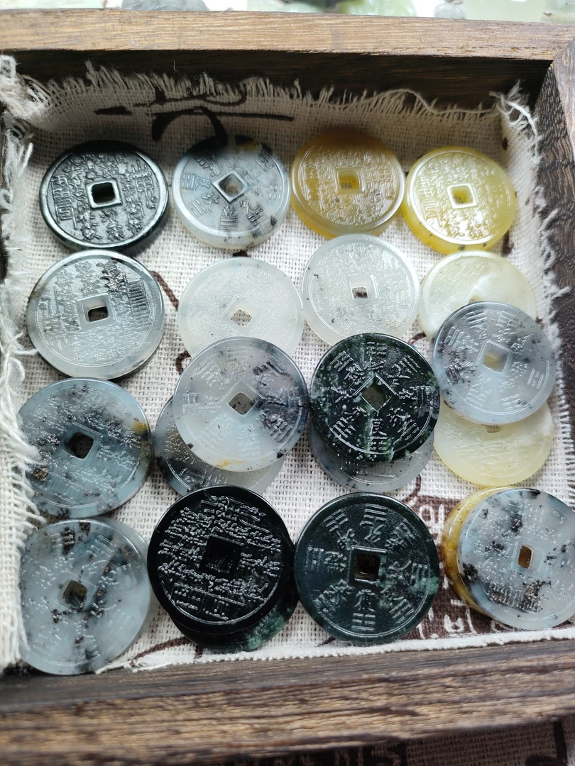 岫玉山鬼吊坠，尺寸2.4吊坠多样性发货，一单一个