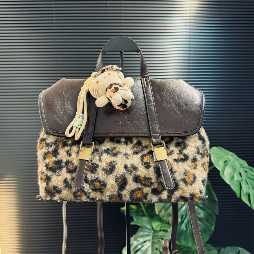 [ 复古系!小众设计款毛绒双肩包]