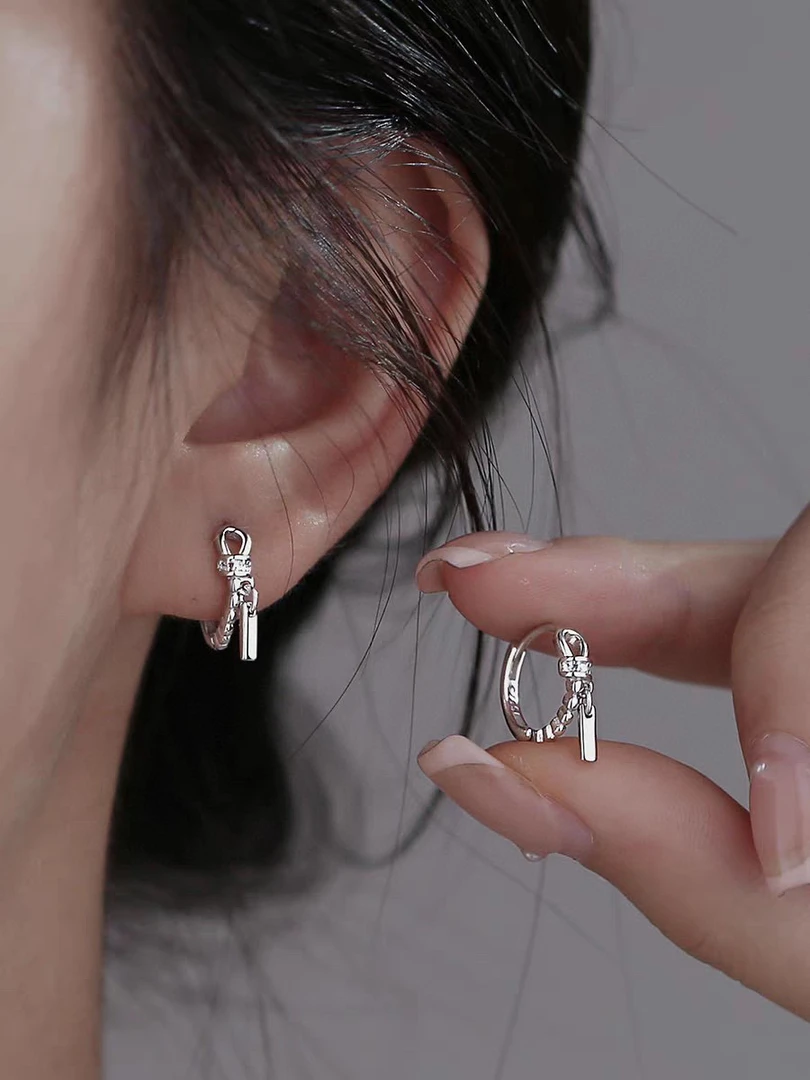 足银合成锆石耳饰 链条打结方牌耳扣几何小方片耳环时尚精致设计