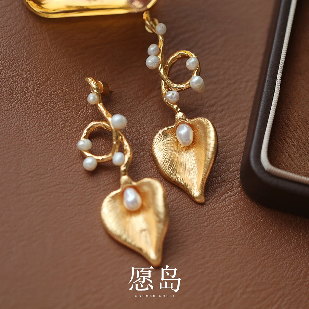 愿岛 黄铜耳饰 法式复古风气质优雅马蹄莲设计金属花枝耳钉EH2172