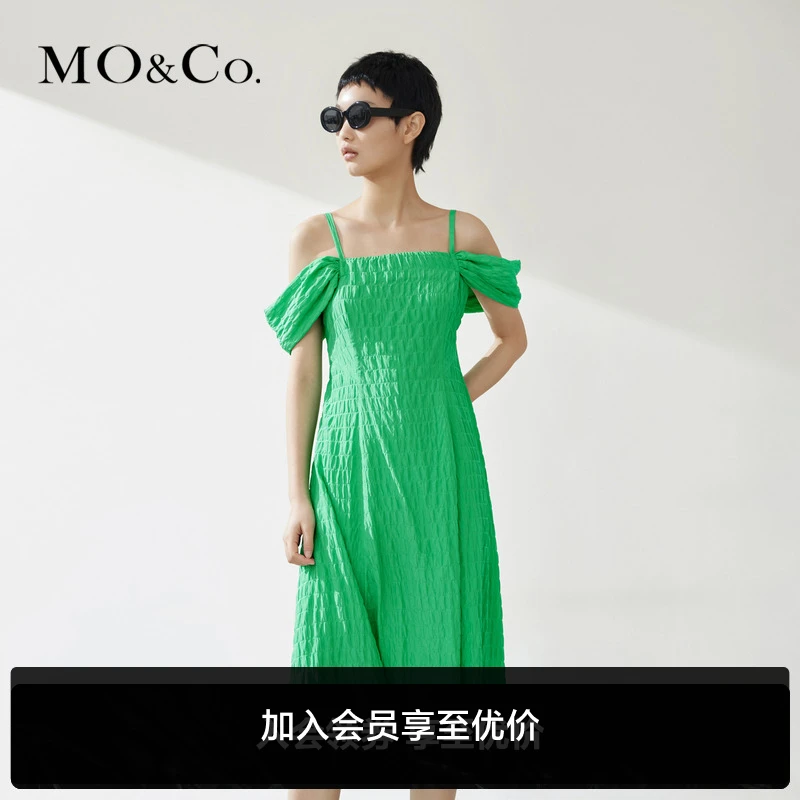 MOCO夏季小飞袖露肩露背提花褶皱收腰连衣裙女时尚女装MBB2DRS017