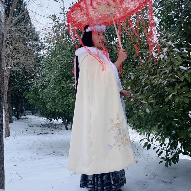 中国风汉服连帽斗篷女冬季新款加绒婚礼加厚保暖年会超仙披风摄影