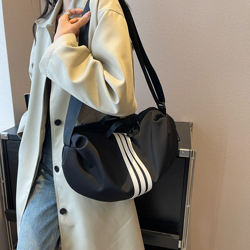 新款牛津布防水2025休闲饺子包日常百搭大容量斜挎包手提运动女包