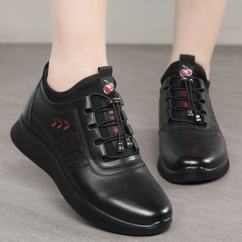 妈妈鞋真皮软底运动鞋秋季休闲旅游鞋中老年大码女鞋平底防滑单鞋