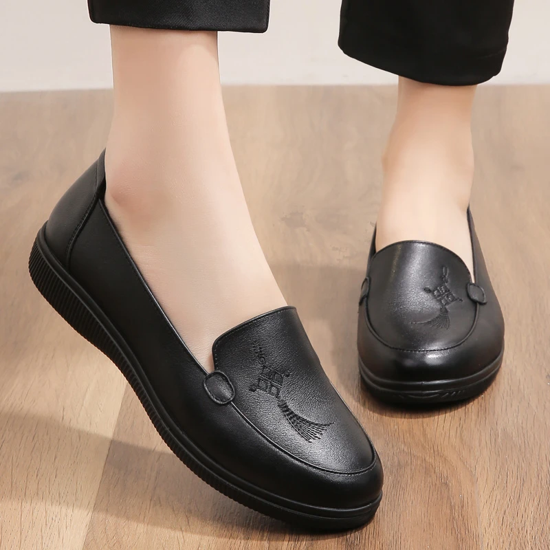 春秋妈妈鞋软底防滑老年人老人平底单鞋春季休闲黑色皮鞋大码女鞋