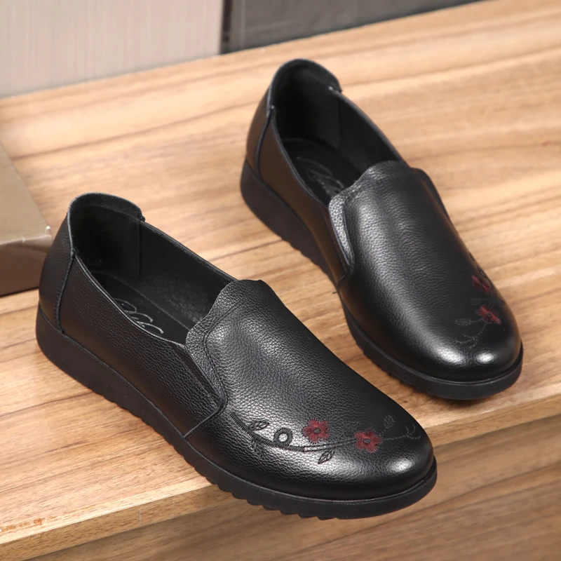 老年人妈妈鞋软底秋季平底防滑绣花老人皮鞋中老年41-43大码女鞋