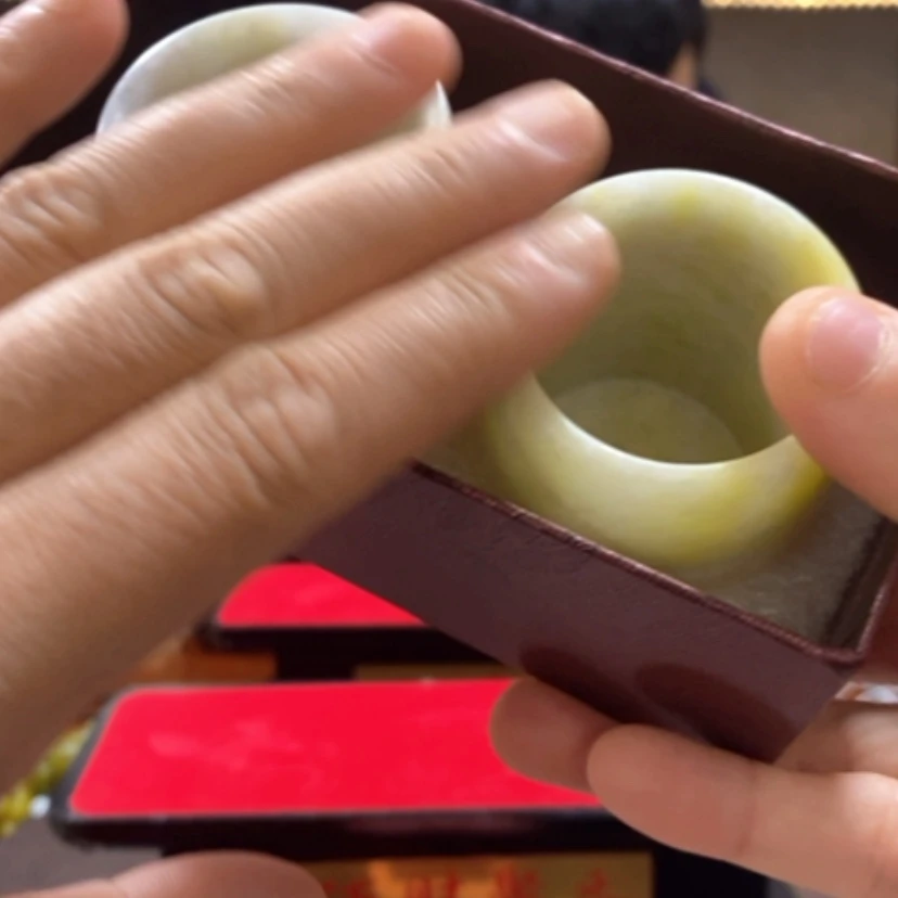 【闪购商品】蛇纹石玉手把未镶嵌爱***人