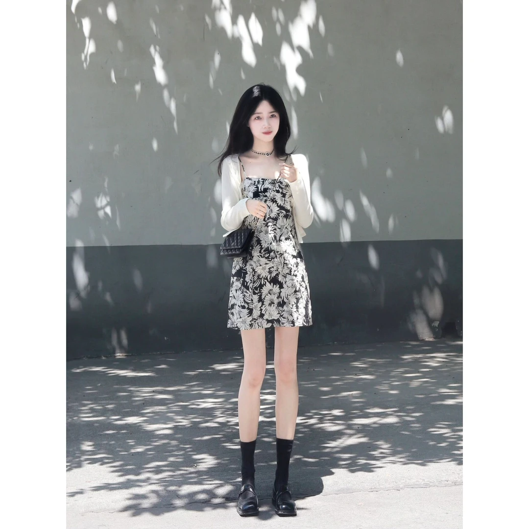 复古印花吊带连衣裙女夏季高级感时髦显瘦短裙小个子温柔气质裙子