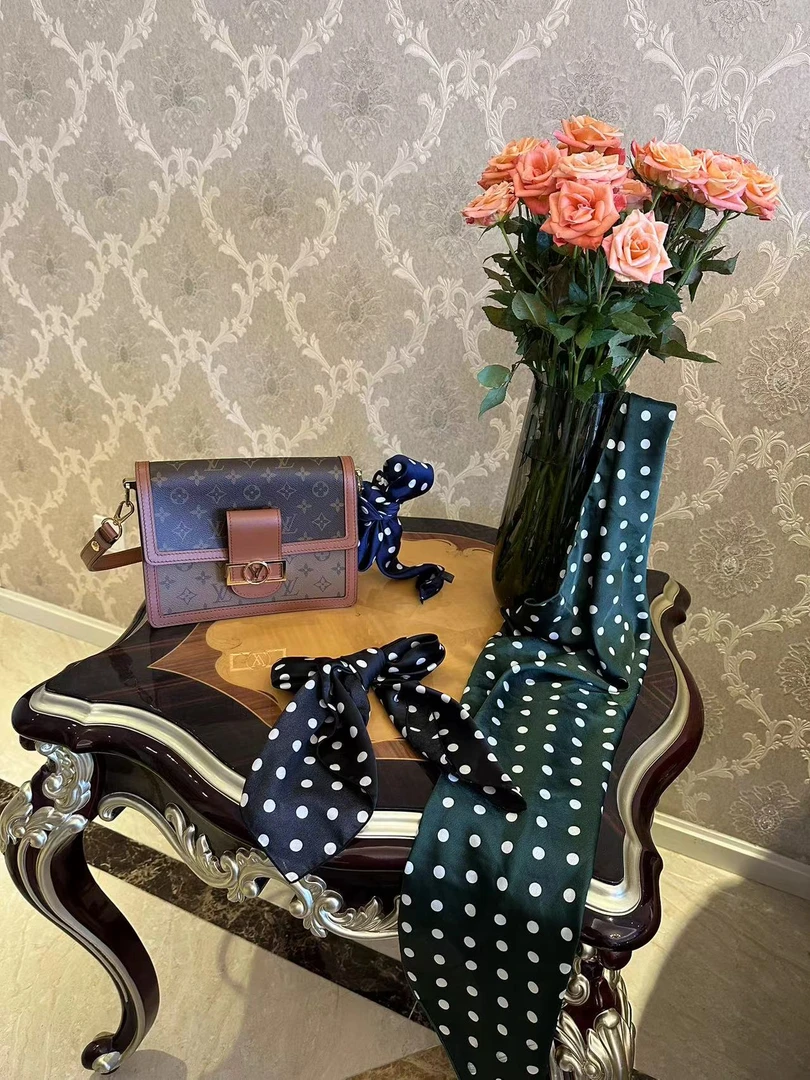 百搭款丝巾时尚黑色