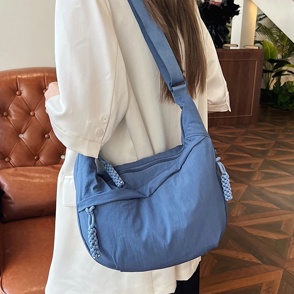 饺包女斜挎包大容量通勤包2024新款包包单肩运动百搭背包饺子包女