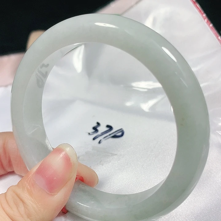 翡翠手镯未镶嵌翡翠手镯