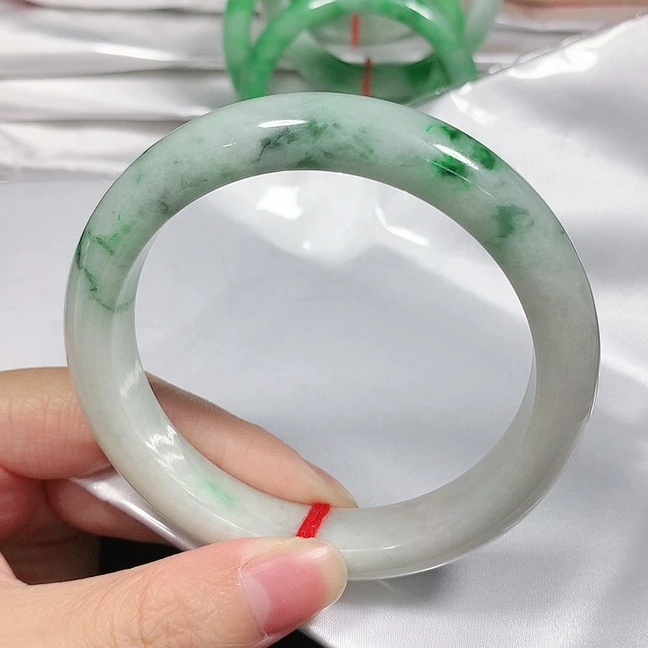 翡翠手镯未镶嵌翡翠手镯