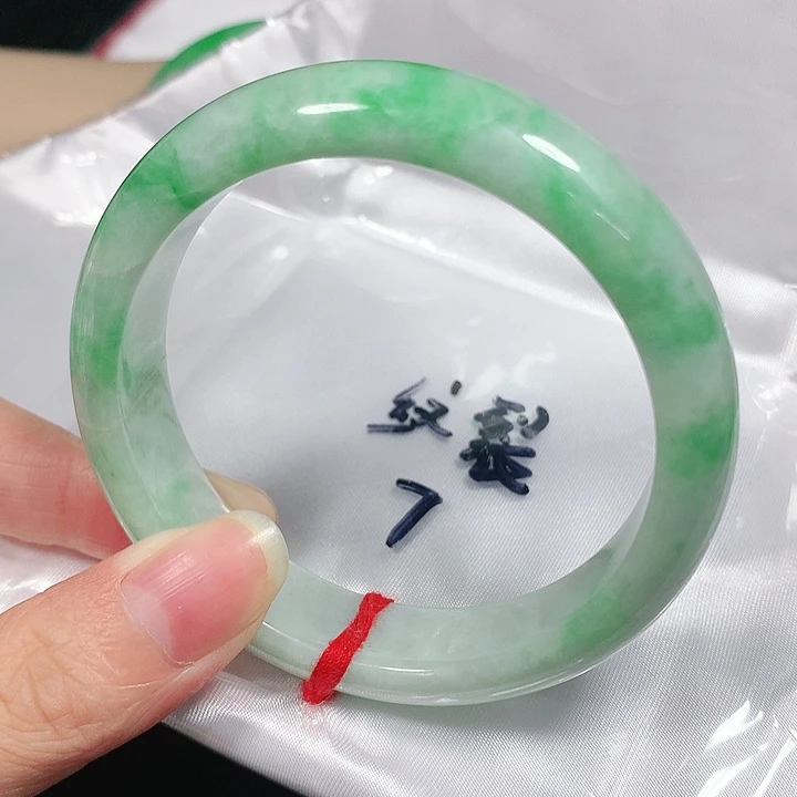 翡翠手镯未镶嵌翡翠手镯明显纹裂