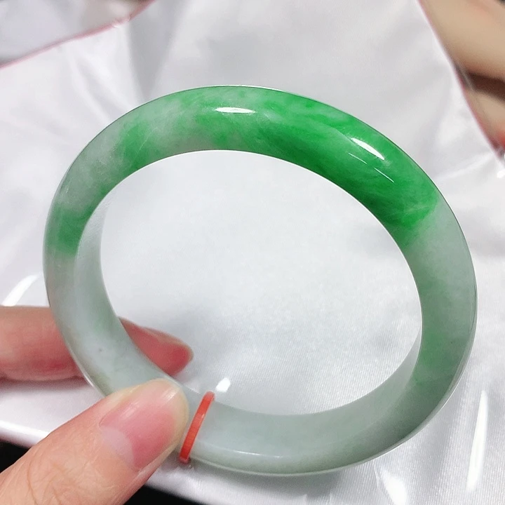 翡翠手镯未镶嵌翡翠手镯