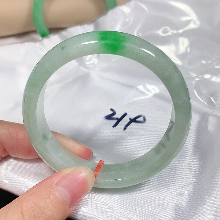 翡翠手镯未镶嵌翡翠手镯